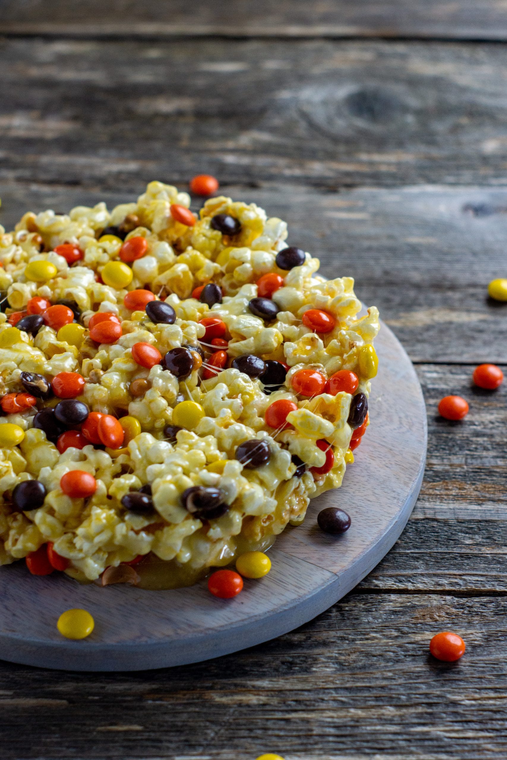 This popcorn cake recipe is a super simple and quick treat that you can make with the kids. The main ingredients of this fun Popcorn Cake are popcorn and candy. It is a wonderful mix of so many flavors. This delicious and super fun Popcorn Cake is a great choice to make and gift to friends and family.