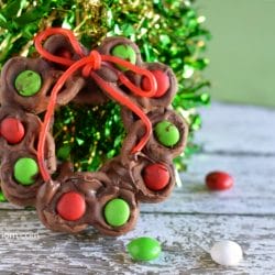 How to Make a Christmas Pretzel Wreath