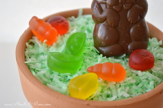 Easter Candy Flower Pots are such a fun Easter craft to do with the kids! Give them as gifts or use as part of your Easter dinner place setting.