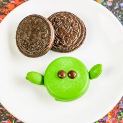 May the 4th be with you! Did you know that today, May 4, is Star Wars Day? I have some adorable Baby Yoda Cookies that are perfect for the celebration. Requiring few ingredients, these dipped OREO no-bake Baby Yoda cookies are super easy to make and taste amazing.