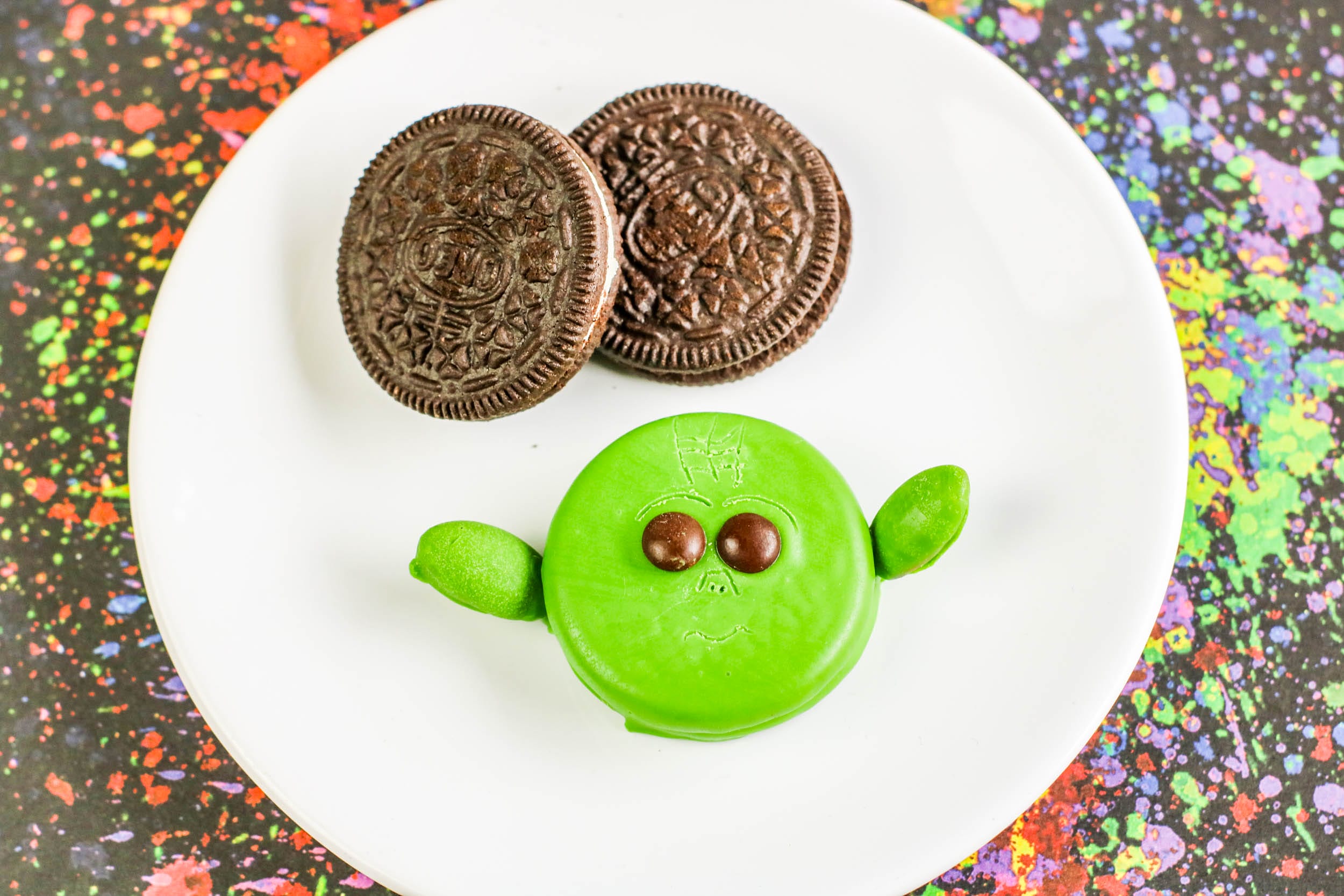 May the 4th be with you! Did you know that today, May 4, is Star Wars Day? I have some adorable Baby Yoda Cookies that are perfect for the celebration. Requiring few ingredients, these dipped OREO no-bake Baby Yoda cookies are super easy to make and taste amazing.