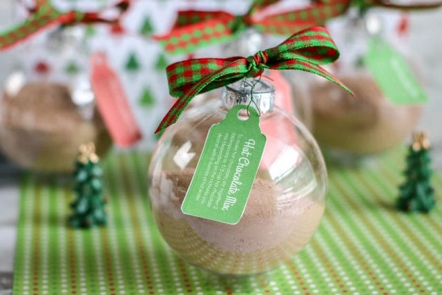 Looking for a simple ornament idea? Want a last-minute gift idea? This Hot Cocoa Mix Ornament is a fun way to make ornaments for the tree. Make extras and have your holiday guests take one home with them. These work as a fun DIY gift idea as well.