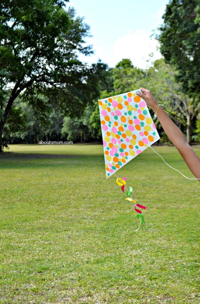Kite flying is such a fun spring activity, especially when it is a homemade kite. These step-by-step instructions on how to make a kite will make your DIY kite project a breeze.