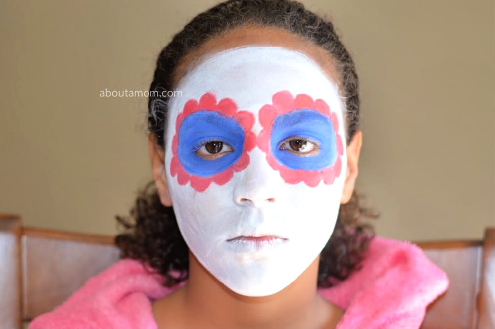 An easy sugar skull makeup tutorial that can be done in under thirty minutes. 
