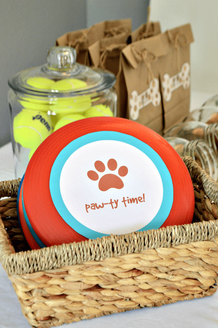 Dog party ideas and printables that will guarantee a barking good time for your 4-legged friends. Delicious dog treats, frisbee printable, doggy bag printable and more.