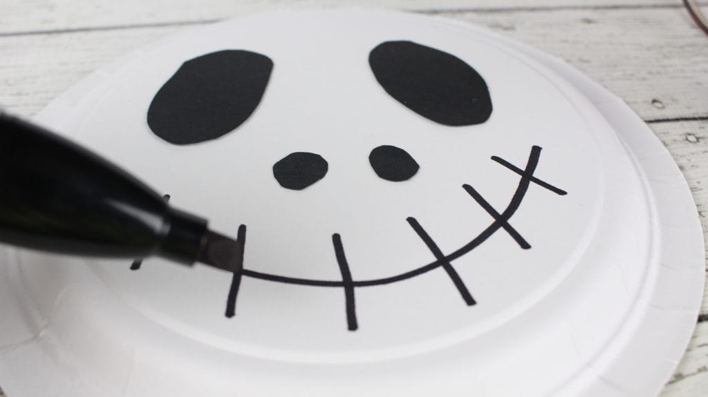 Fans of The Nightmare Before Christmas are sure to enjoy this simple Jack and Sally Halloween craft.