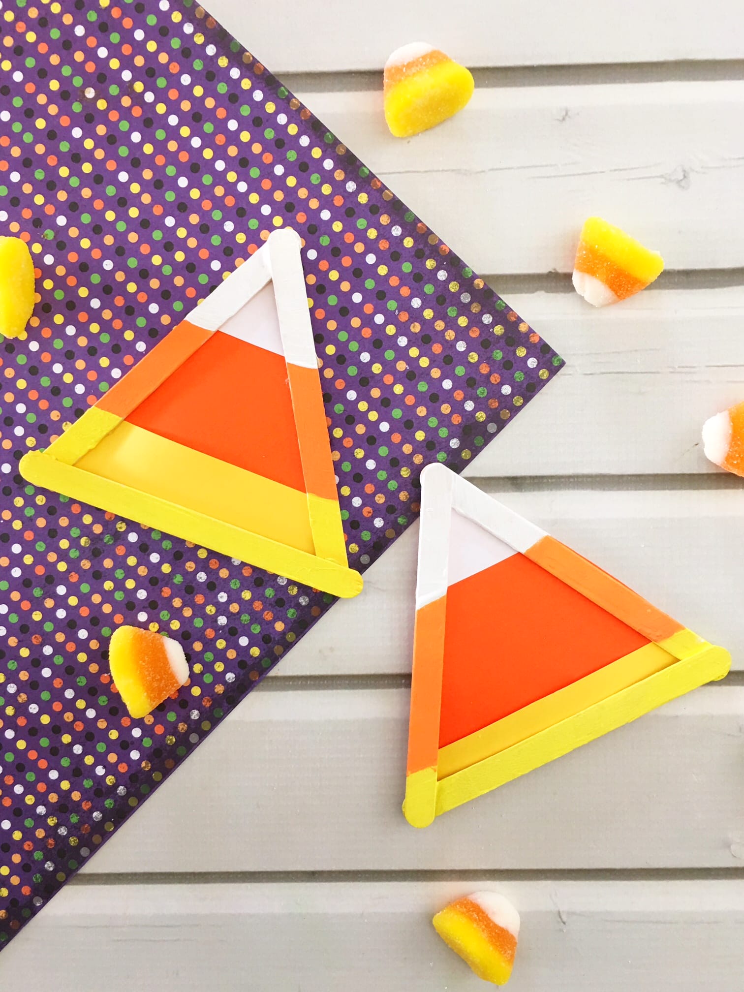 Fall is here. Kids will love this simple candy corn craft that is inexpensive and simple to make. Most of the supplies you need are already on hand.