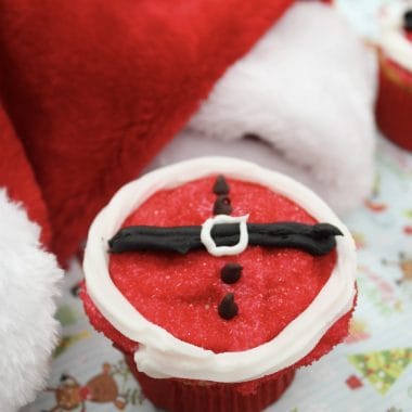 Need a fun Christmas treat to take to your next holiday get together? These Santa Belt Cupcakes are easy to make and everyone will be talking about them.