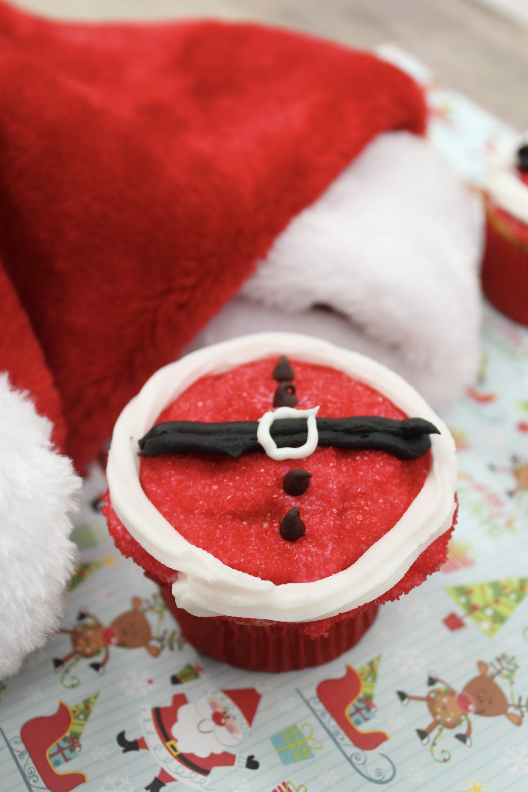 Need a fun Christmas treat to take to your next holiday get together? These Santa Belt Cupcakes are easy to make and everyone will be talking about them.