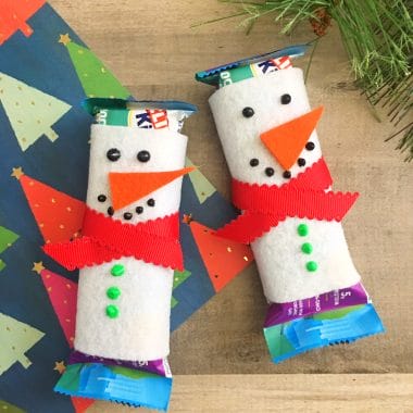Looking for a cute way to give a stocking stuffer type present or a school treat? These Snowman Granola Bar covers are so simple to make.