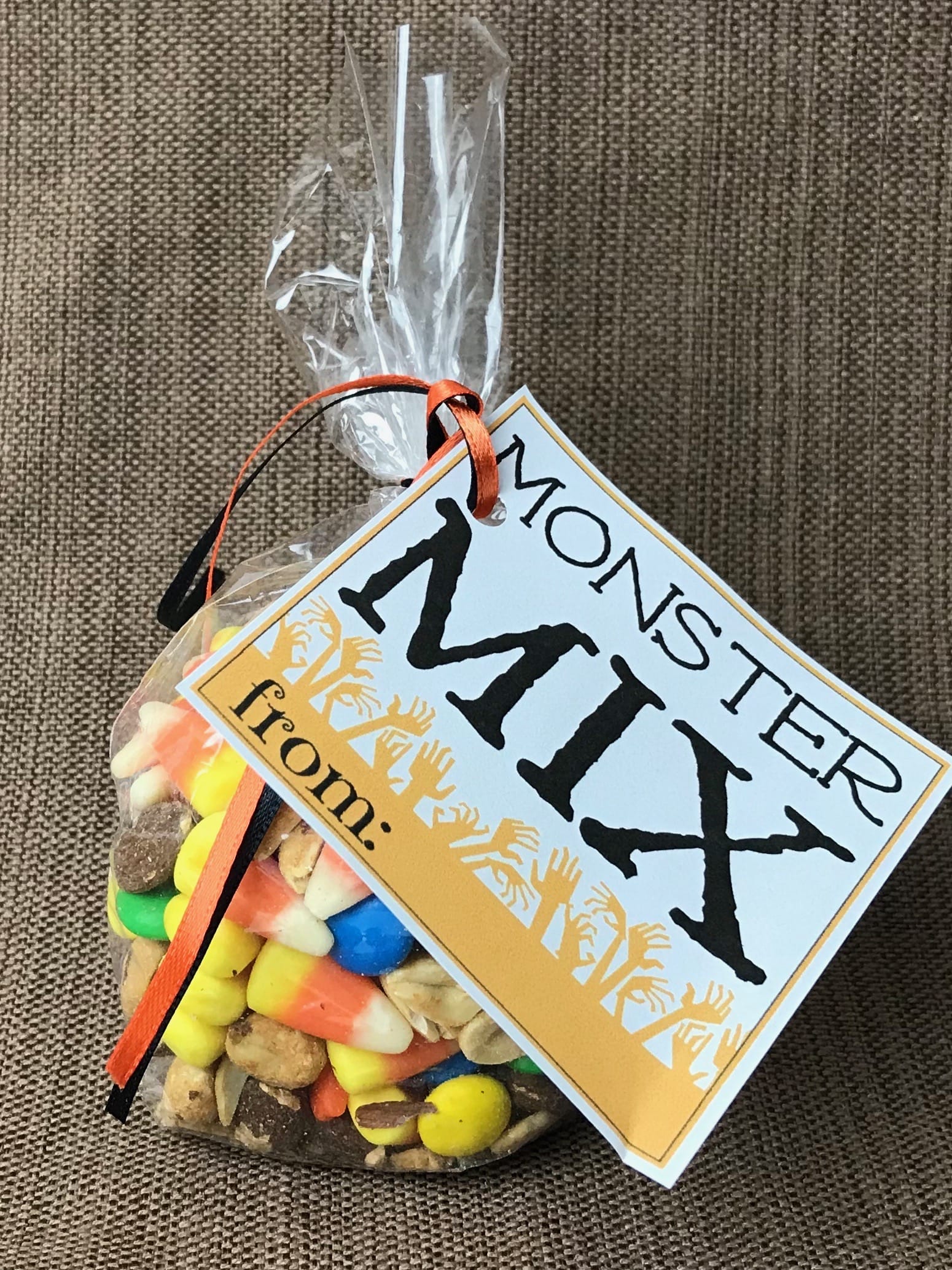 Halloween goodie bags are a great idea for a Halloween party for kids. Whether it is at school or with an organization, kids get excited about goodie bags. Use these Halloween printables for Halloween gift giving.
