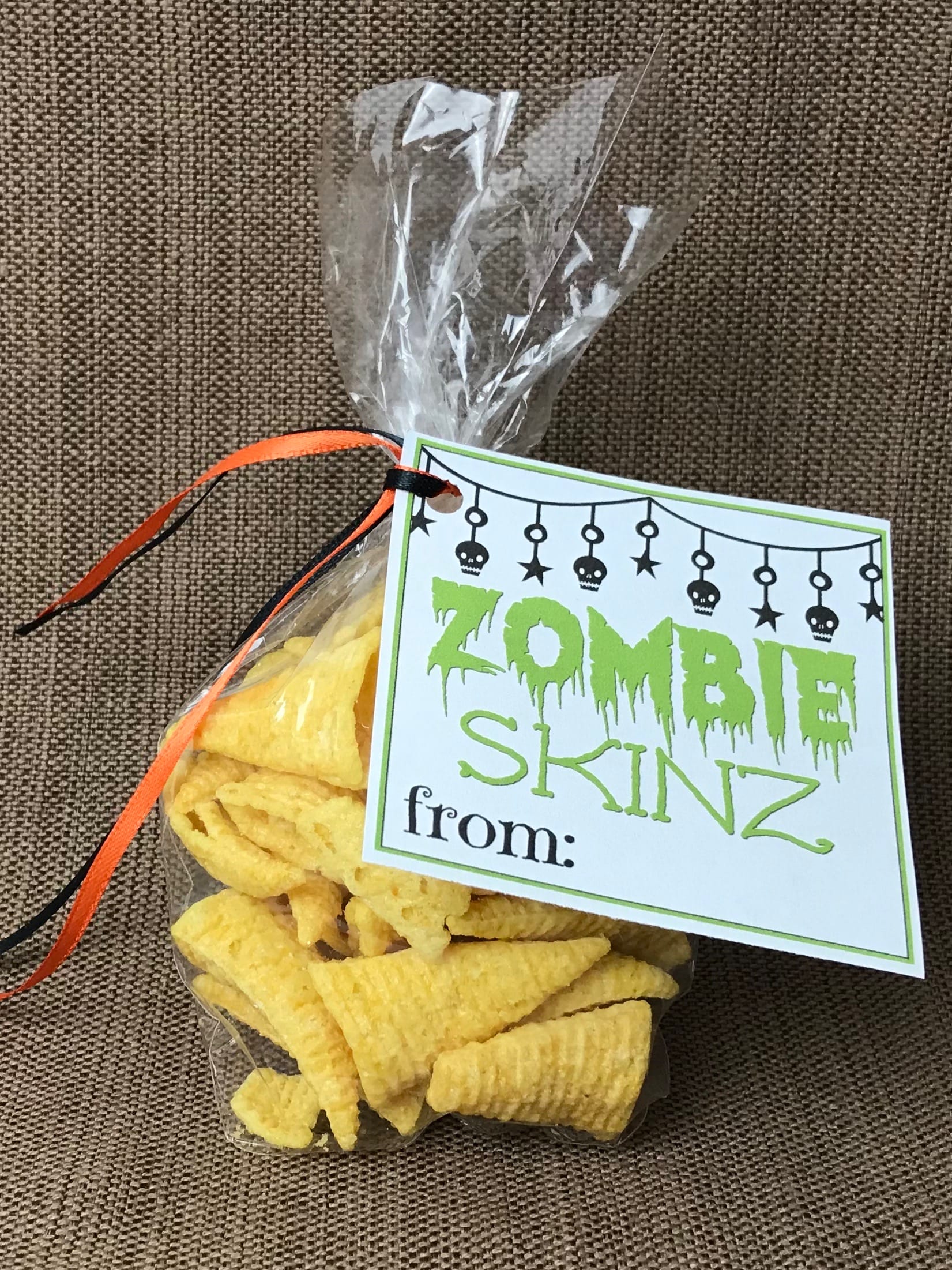 Halloween goodie bags are a great idea for a Halloween party for kids. Whether it is at school or with an organization, kids get excited about goodie bags. Use these Halloween printables for Halloween gift giving.