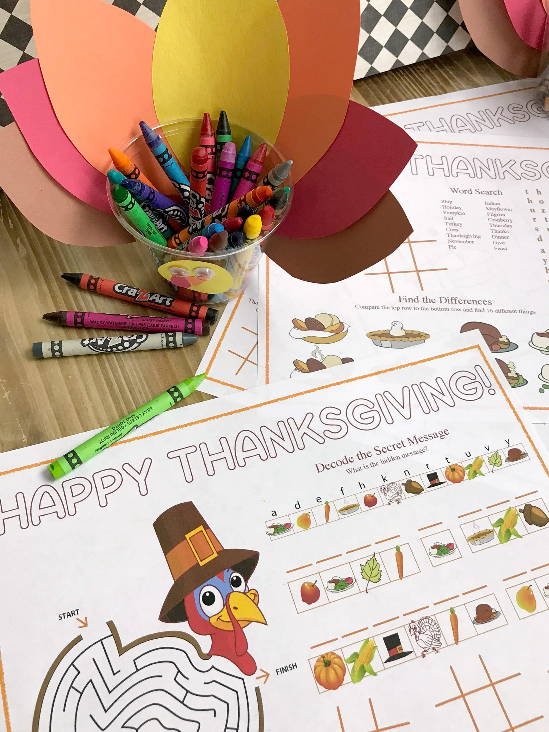 Looking for a fun Thanksgiving Day craft? Have kids make this turkey cup crayon holder and use the crayons on the printable Thanksgiving Placemat. 
