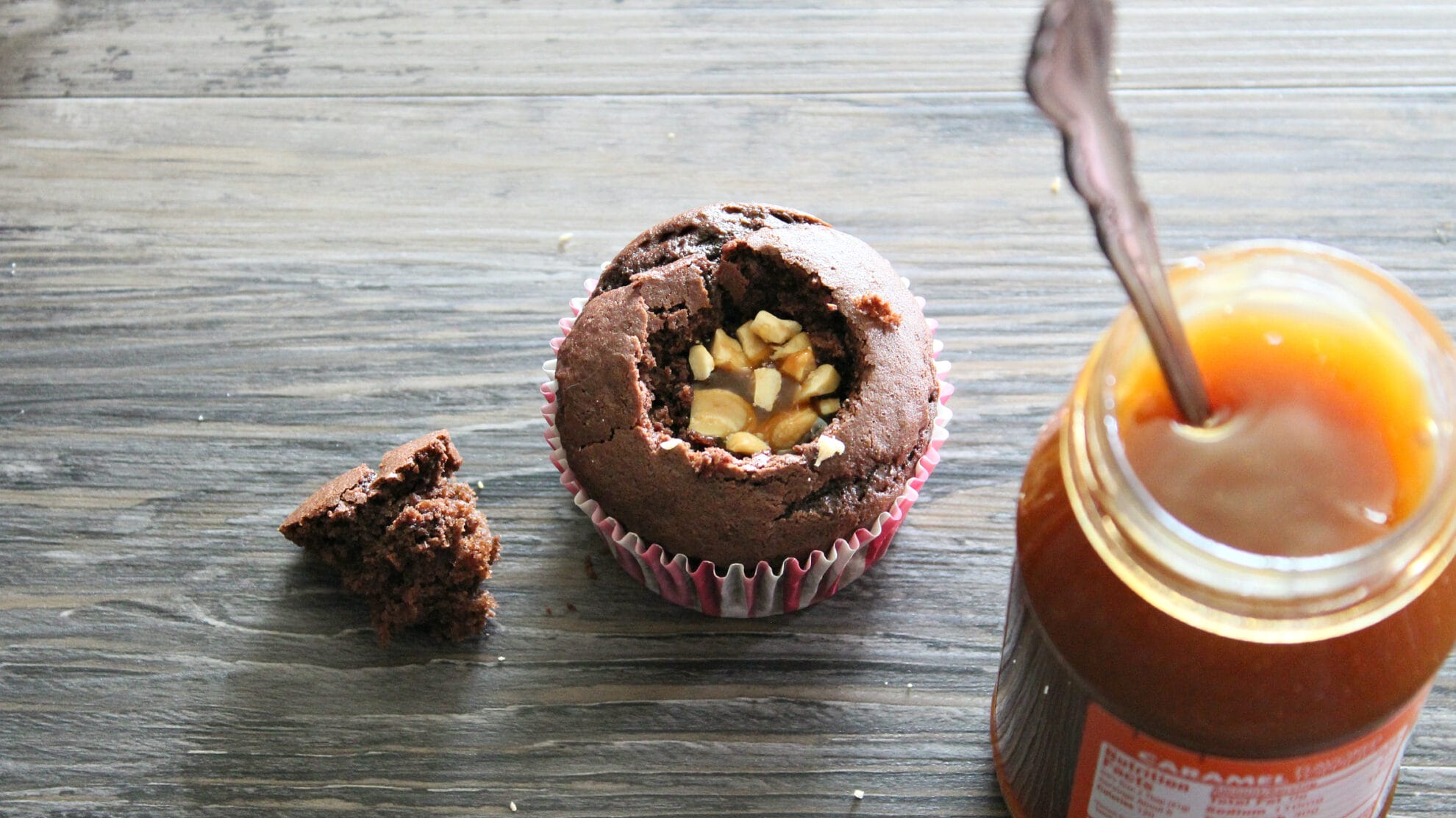 Looking for a cupcake recipe that is sure to be a hit? Love rich caramel, peanuts, and chocolate? You are going to absolutely love these Snicker Cupcakes. Filled with all the goodness of Snickers and topped with the candy themselves, these cupcakes are amazing. 
