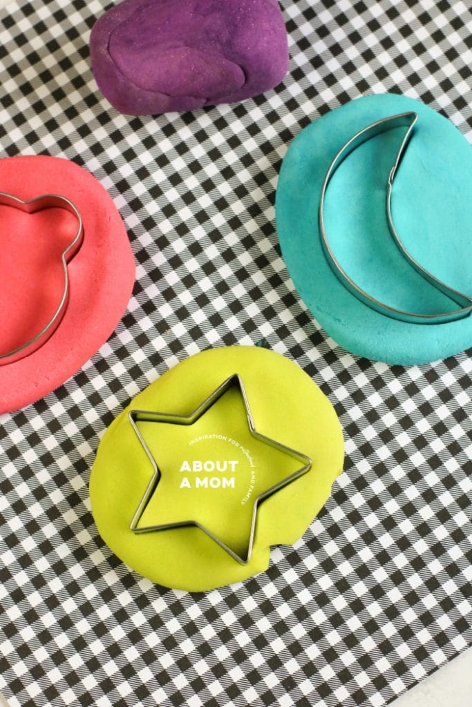 Making your own playdough is always a fun activity to do with the kids, but making glow in the dark playdough takes homemade playdough up a notch. Kids will have an absolute blast making this No Cook Glow in the dark Playdough recipe. Playdough that glows is really cool!