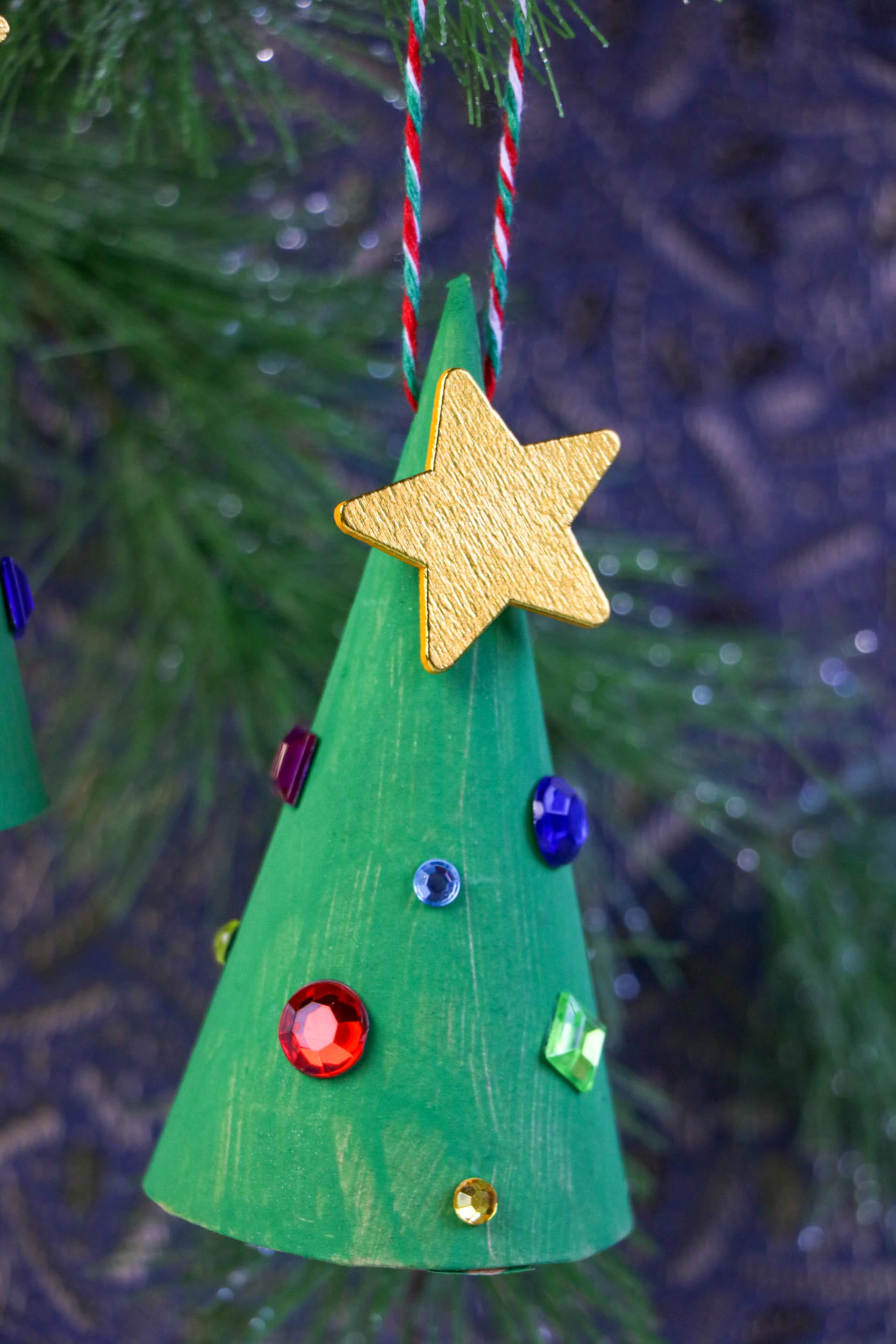This Easy Paper Christmas Tree Ornament is the perfect thing to make with friends and family and you're sure to have so much fun making them.