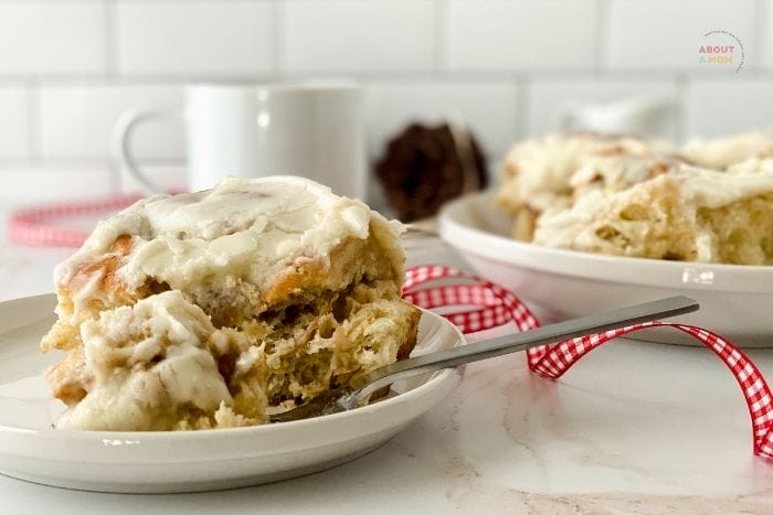 Looking for an indulgent Christmas breakfast idea? These gingerbread cinnamon rolls are the perfect holiday treat for breakfast or brunch. These gingerbread cinnamon rolls can be made in one day or you can start them the night before for a fresh baked gingerbread breakfast.