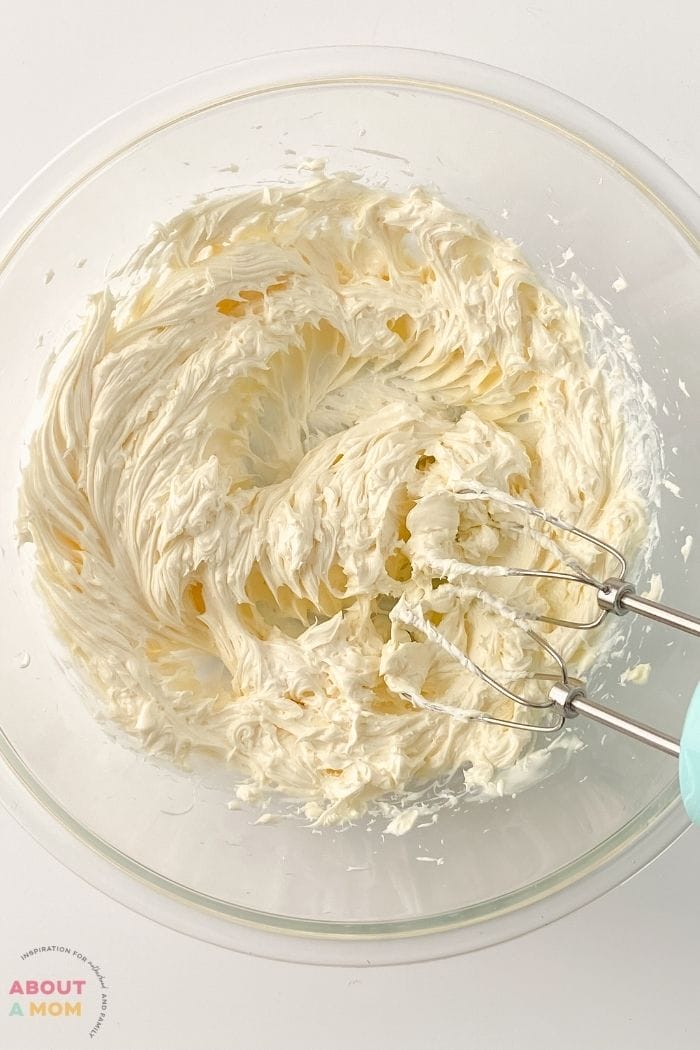maple cream cheese frosting in a bowl