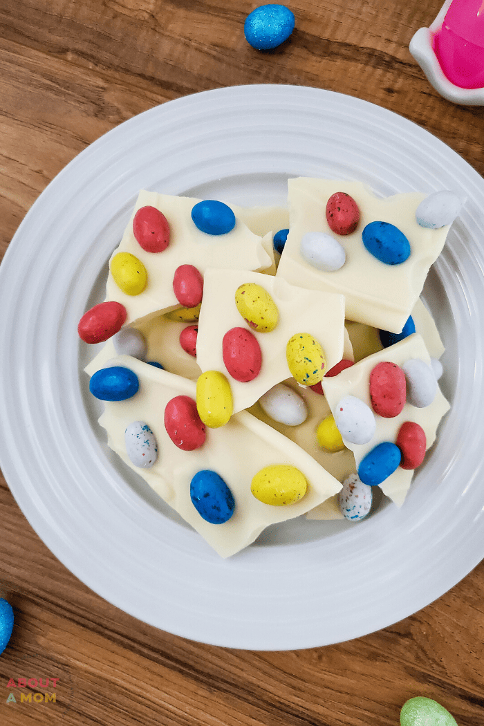 This Robin Egg Easter Bark candy is an easy-to-make Easter treat that everyone will love! The colorful Robin Eggs really pop in the white chocolate for a festive Easter dessert.