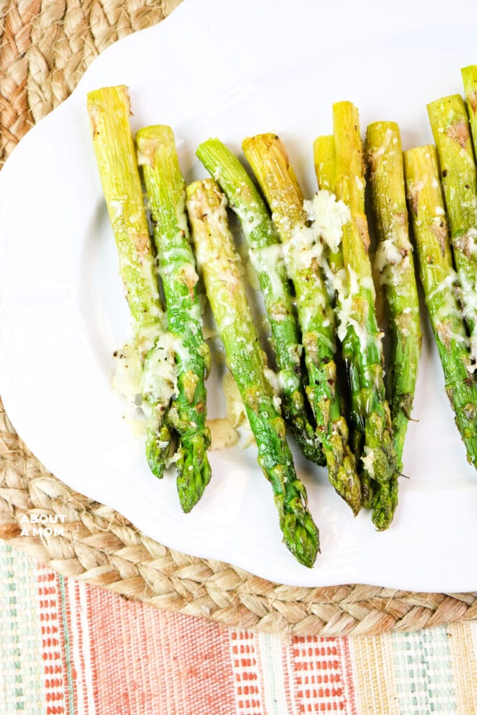 An easy recipe for Oven Baked Asparagus combines the delicious flavors of garlic and parmesan for a satisfying. Coat, toss and bake in the oven is all it takes to make this delicious vegetable side dish.